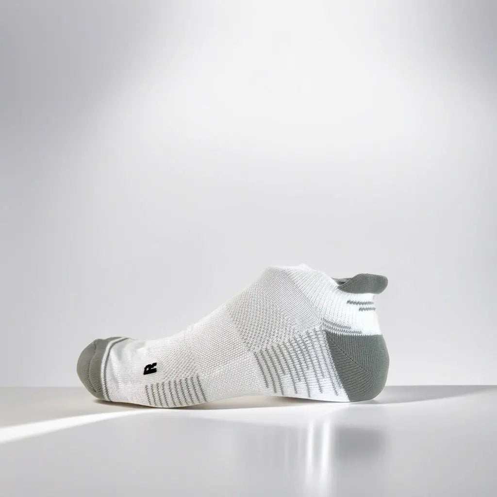 Tennis socks low-cut in white and grey with breathable mesh, ideal for summer performance.